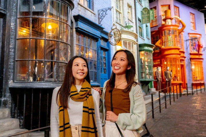ダイアゴン横丁/‘Wizarding World’ and all related names, characters and indicia are trademarks of and (C) Warner Bros. Entertainment Inc. – Wizarding World publishing rights (C) J.K. Rowling.