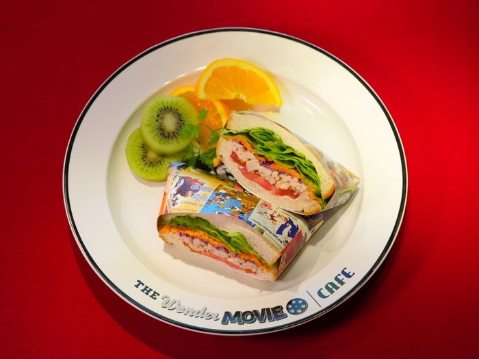 チキンと野菜のカラフルサンドイッチ税込1,980円(C)Disney