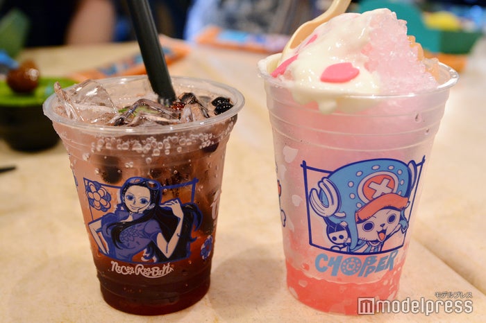 (右から)チョッパーの桜舞うピーチヨーグルト・フラッペ850円、ロビンのバイオレットカシス・ソーダ650円(C)モデルプレス