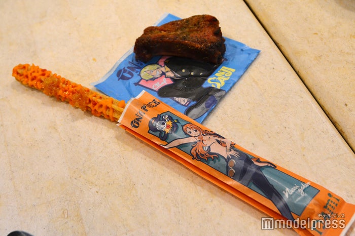サンジ特製 ポークリブの香草焼き ~ハニーマスタード~850円、ナミのオレンジ・オレンジチュリトス700円(C)モデルプレス