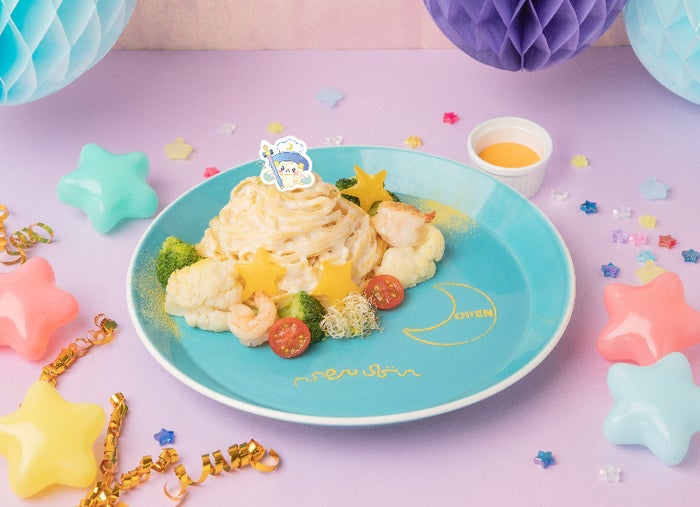 月の裏のレストラン すってんルセットの三日月パスタ税込1,760円(C)2023 SANRIO CO.,LTD.APPROVAL NO.L638832