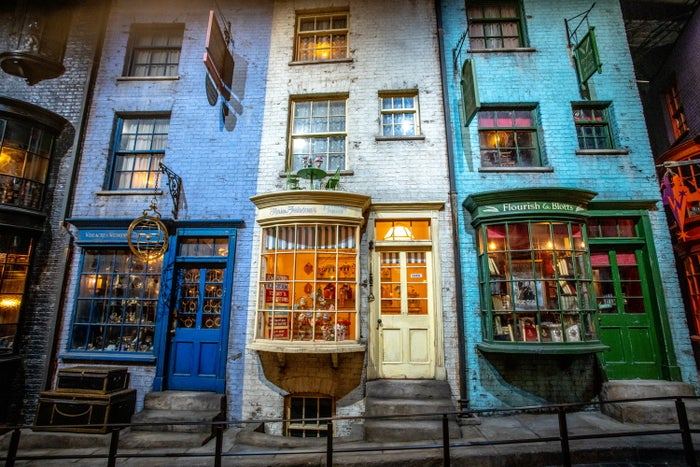 ダイアゴン横丁/‘Wizarding World’ and all related names, characters and indicia are trademarks of and (C) Warner Bros. Entertainment Inc. – Wizarding World publishing rights (C) J.K. Rowling.