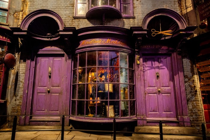 マダムマルキンの洋装店/‘Wizarding World’ and all related names, characters and indicia are trademarks of and (C) Warner Bros. Entertainment Inc. – Wizarding World publishing rights (C) J.K. Rowling.