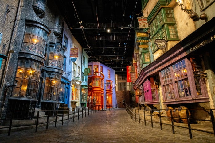 ダイアゴン横丁/‘Wizarding World’ and all related names, characters and indicia are trademarks of and (C) Warner Bros. Entertainment Inc. – Wizarding World publishing rights (C) J.K. Rowling.