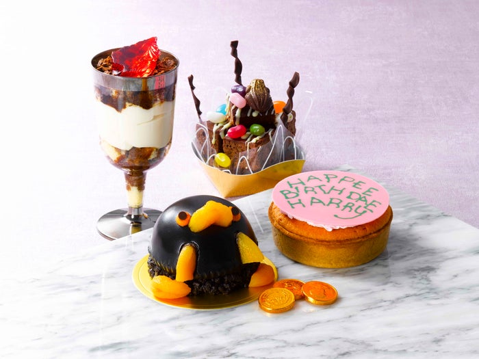 ハグリッドのバースデーチーズケーキ900円(前・右)ニフラーのチョコレートムース900円(前・左)賢者の石のティラミス700円(後ろ・左)ブラウニーボックス800円(後ろ・右)/提供画像