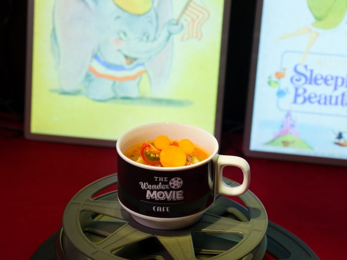 彩り野菜のガスパチョ税込990円(C)Disney