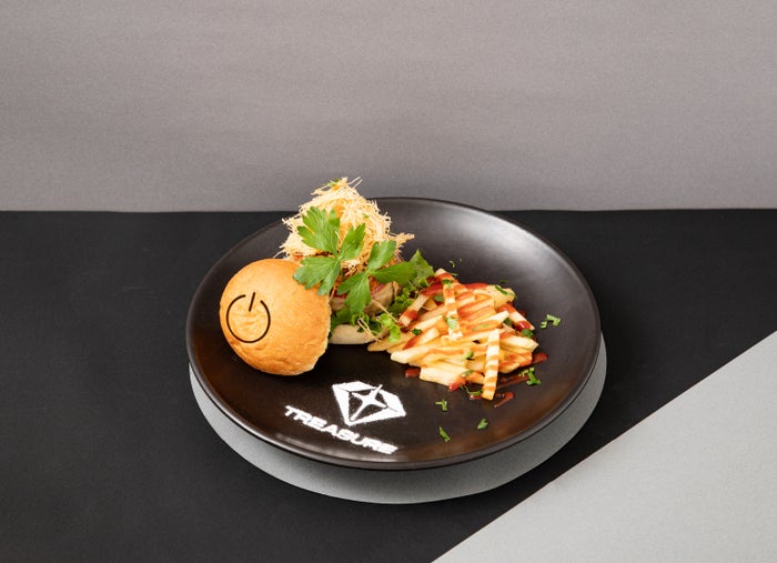 REBOOT BURGER税込1,859円(C)YG