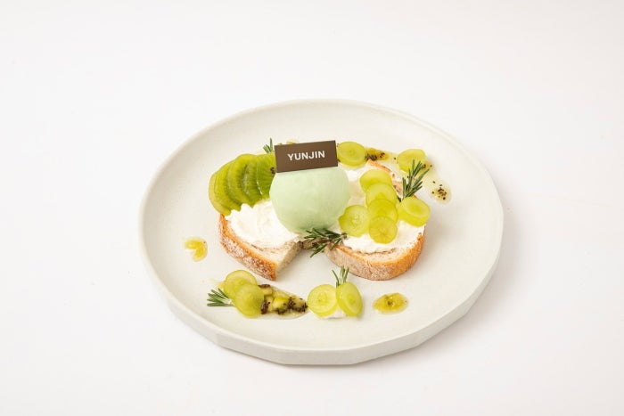 YUNJIN Fruit Open Sandwich税込1,990円(C)SOURCE MUSIC & HYBE.All Rights Reserved.