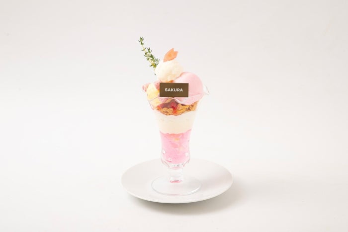 SAKURA Cheese Parfait税込1,990円(C)SOURCE MUSIC & HYBE.All Rights Reserved.