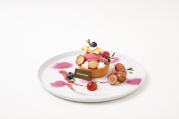CHAEWON Grape Tart税込1,990円(C)SOURCE MUSIC & HYBE.All Rights Reserved.