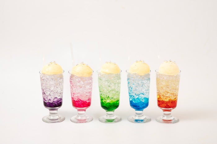 フロートドリンク税込各990円(C)SOURCE MUSIC & HYBE.All Rights Reserved.