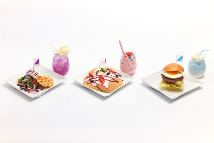 【肉酒場ガブガブ(10月31日までKABUKI BURGER & TACOS)】乃木坂ブルーベリーワッフル&レモネードのセット1,540円、櫻坂ストロベリーパンケーキ&櫻ミルクのセット1,540円、日向坂ハンバーガー&空色ミルクのセット1,980円(各税込)(C)乃木坂 46LLC (C)Seed & FlowerLLC