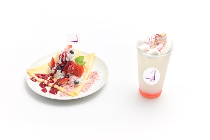 【新宿カブキhall~歌舞伎横丁】櫻ホワイトソーダ989円、櫻満開!たっぷり生クリームクレープ1,649円(各税込)(C)乃木坂 46LLC (C)Seed & FlowerLLC