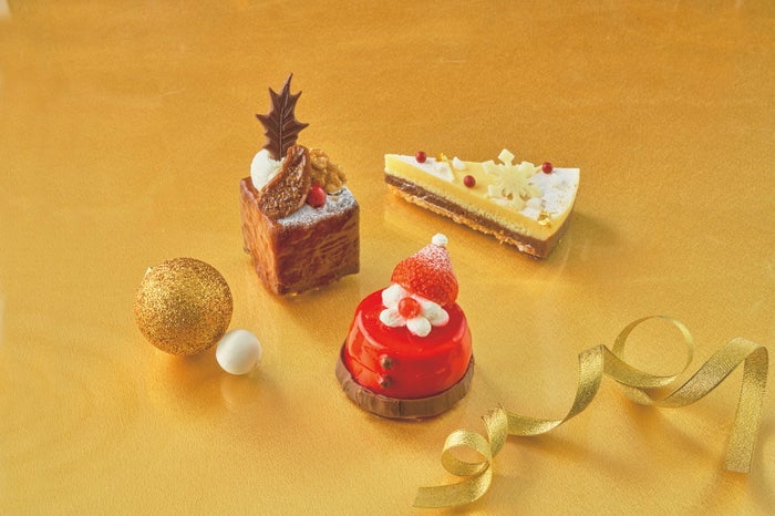 シュトーレン仕立てのキューブケーキ、クリスマス・ツリー~レモン香るホワイトチョコケーキ~、サンタクロース ~ストロベリームース~/画像提供:ユニバーサル・スタジオ・ジャパン