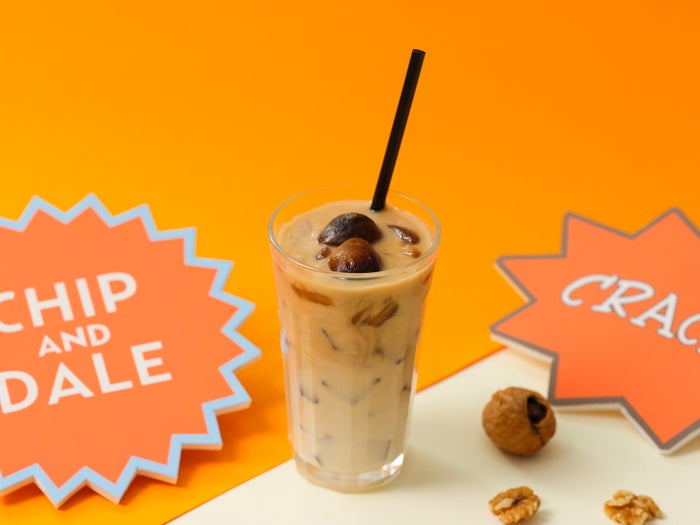 【チップとデール】アイスカフェラテ税込990円(C)Disney