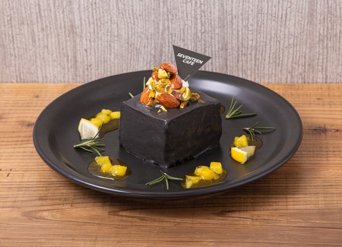 ボックスケーキ ~ブラックホイップクリーム~税込1,890円/提供画像