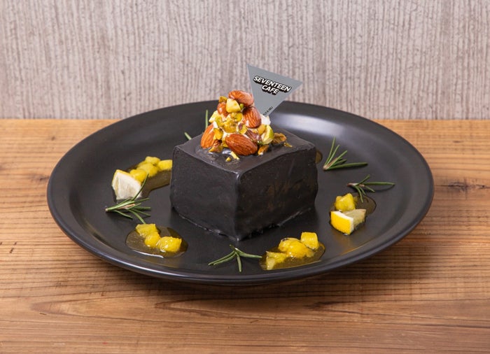 ボックスケーキ ~ブラックホイップクリーム~税込1,890円/提供画像